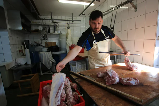 Na turistični kmetiji Firbas v času zaprtja pripravljajo mesnine za svoje goste, a ne vedo, ali in kdaj bodo ti lahko prišli k njim. FOTO: Jože Pojbič/Delo