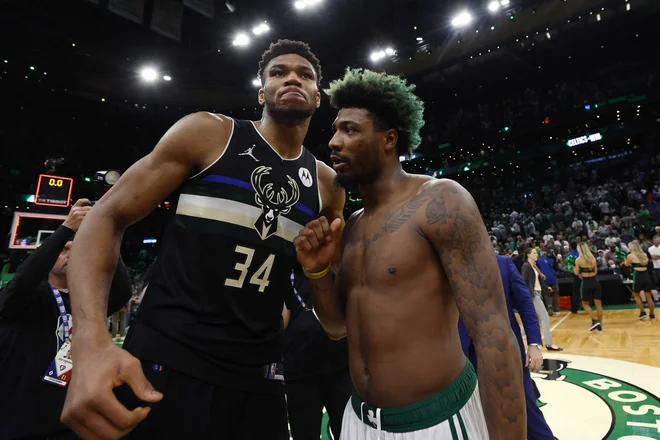 Giannis Antetokounmpo (levo) in Marcus Smart po sedmi tekmi drugega kroga letošnje končnice lige NBA v bostonskem TD Gardnu. Milwaukee je izpadel proti kasnejšim poraženim finalistom. FOTO: Winslow Townson/USA Today Sports
