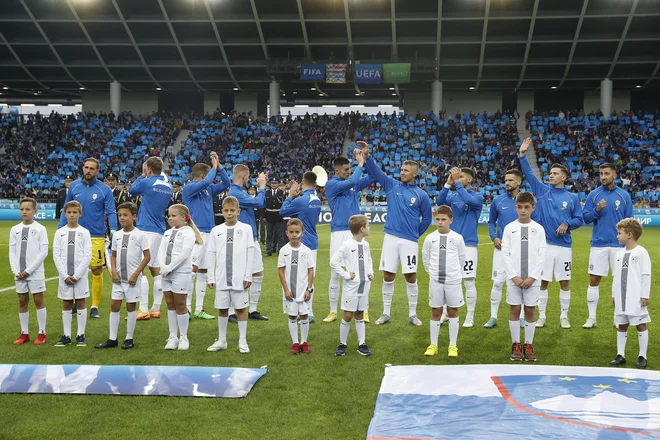 Slovenski nogometaši bodo v Stockholmu lovili najmanj točko. FOTO: Leon Vidic