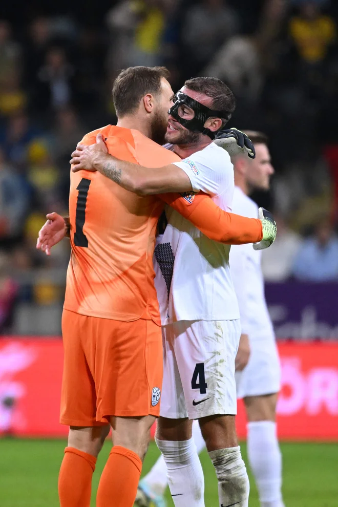 Kapetan Jan Oblak (ob njem Miha Blažič) je reševal Slovenijo v kriznih trenutkih. FOTO: Jonathan Nackstrand/AFP