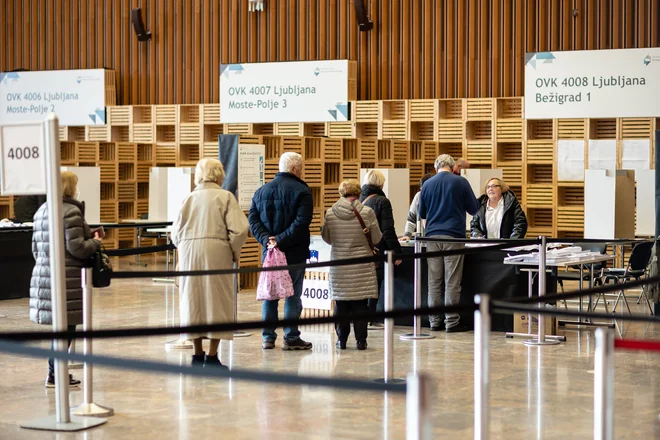 Med predčasnih glasovanjem na referendumu o RTV Slovenija mladi niso povzročali gneče. FOTO: Črt Piksi