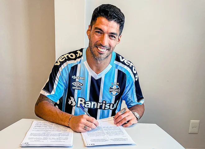 Luis Suarez je zajetno pogodbo podpisal v novem dresu. FOTO: AFP