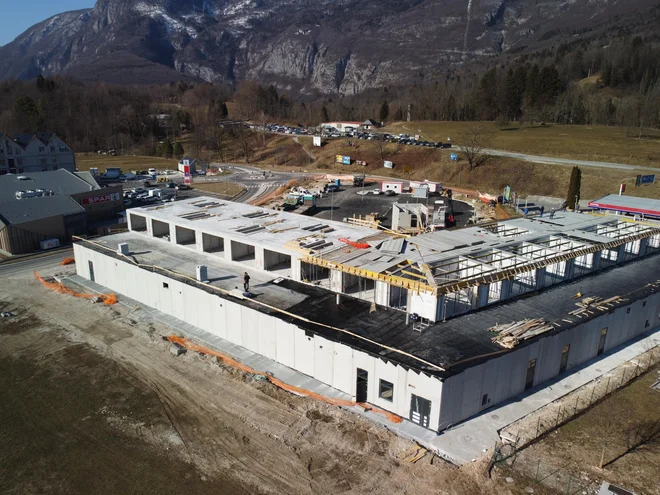 Gradnja apartmajev Biseri Soče pod vznožjem Kanina poteka po načrtih, končani naj bi bili jeseni. FOTO: Stoja Trade