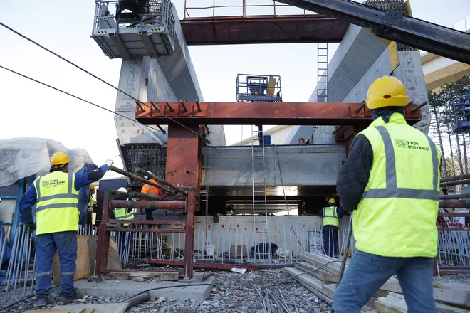 Upravne enote bodo prednostno obravnavale vloge turškega gradbinca Yapi Merkezi. FOTO: Leon Vidic/Delo
