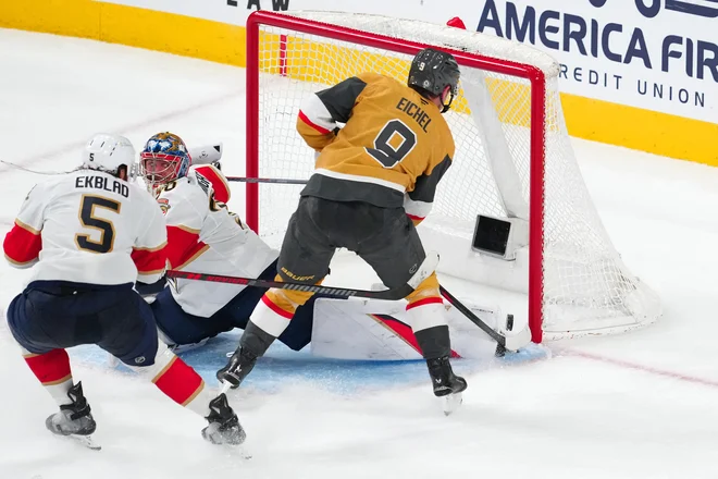 Jack Eichel (desno) je takole zadel za vodstvo s 3:1. FOTO: Stephen R. Sylvanie/Usa Today Sports