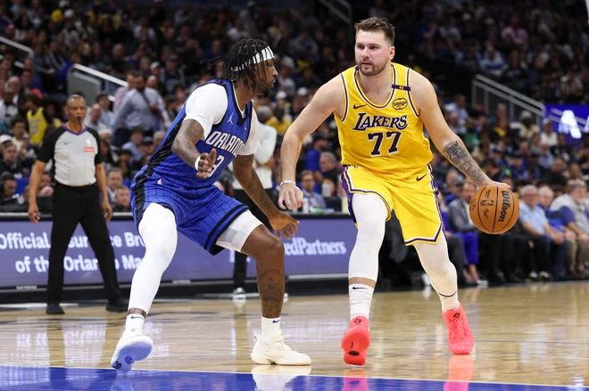Luka Dončić je na Floridi blestel v prvem polčasu, v drugem tudi on ni imel odgovora na čarovnije domačinov. Foto Nathan Ray Seebeck/Reuters