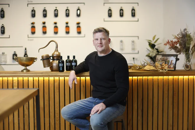 »Zeliščni svet je pri nas neverjetno pester in ponuja ogromno možnosti za uporabo v destilaciji,« pravi Erik Sarkič. FOTO: Leon Vidic