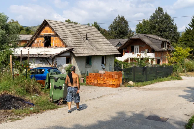 Ni prav, da na jugu države, kjer živijo Romi v človeka najbolj nevrednih razmerah, ostajajo praznih rok. Foto Voranc Vogel