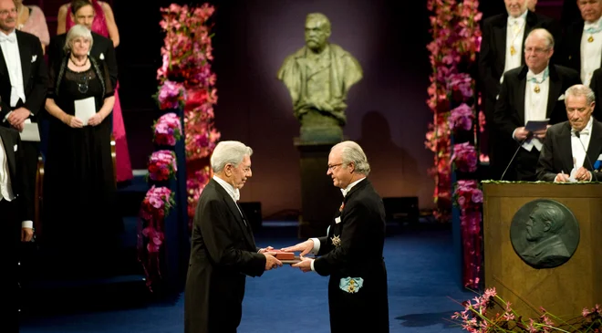 Ob prejemu Nobelove nagrade za književnost leta 2010. FOTO: Jonathan Nackstrand/AFP
