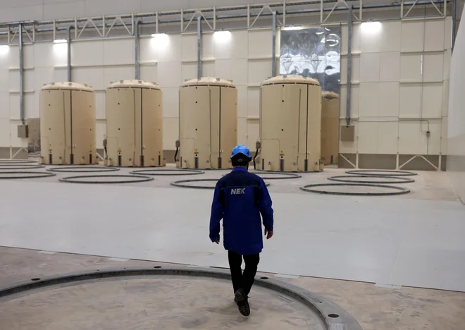 Suho skladišče izrabljenega goriva v NEK z zabojniki za suho skladiščenje izrabljenega jedrskega goriva. V vsakem zabojniku je 37 izrabljenih gorivnih elementov.
FOTO: Blaž Samec