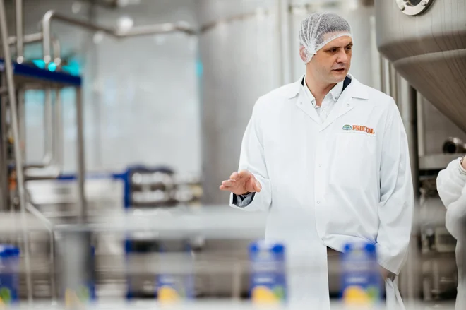 Med ključnimi pridobitvami najnovejšega naložbenega ciklusa so: nova linija tetrapak, ki omogoča uporabo embalaže iz obnovljivih materialov, izdelane na osnovi sladkornega trsa, pravi Matej Žvokelj, tehnični direktor Fructala. Foto: Simon Koležnik