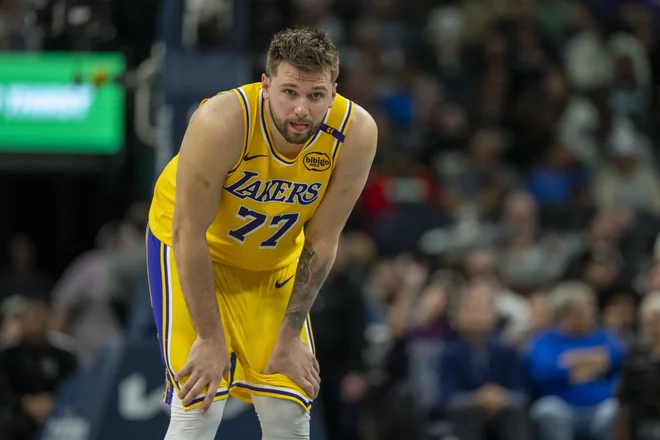 Dončića je zdelala bolezen pred ključno tretjo tekmo, v nedeljo zvečer bo moral biti pravi, Lakers si novega poraza ne smejo privoščiti. FOTO: Jesse Johnson/Reuters