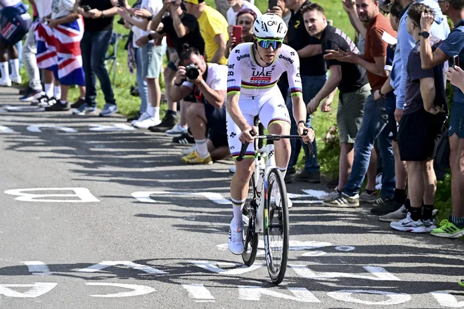 Tadej Pogačar je spet sam prekolesaril zadnjih 35 km dirke Liege–Bastogne–Liege. FOTO: Maarten Straetemans/AFP