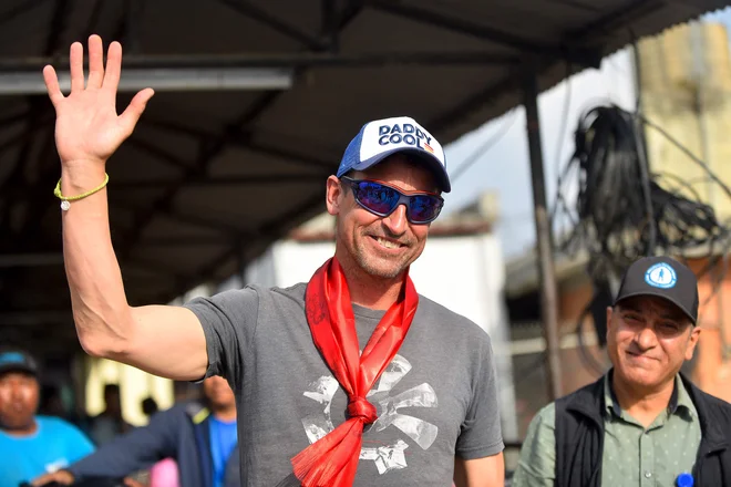 Kenton Cool je že leta 2022, ko se je na Everest povzpel šestnajstič, opozoril, da ga šerpe v tem pogledu bistveno prekašajo. FOTO: Nisha Bhandari/AFP