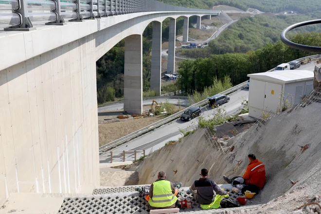 Odločevalski krč ogroža dokončanje drugega tira. FOTO: Blaž Samec