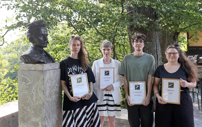 Nocoj je njihov večer. Finalisti letošnjega kresnika Anja Radaljac, Ana Schnabl, Kazimir Kolar in Tina Perić. Finalist je tudi Feri Lainšček. FOTO: Blaž Samec/Delo